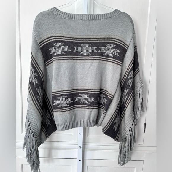 MATERIAL GIRL | Med | Fringe Sweater Poncho - Picture 5 of 8